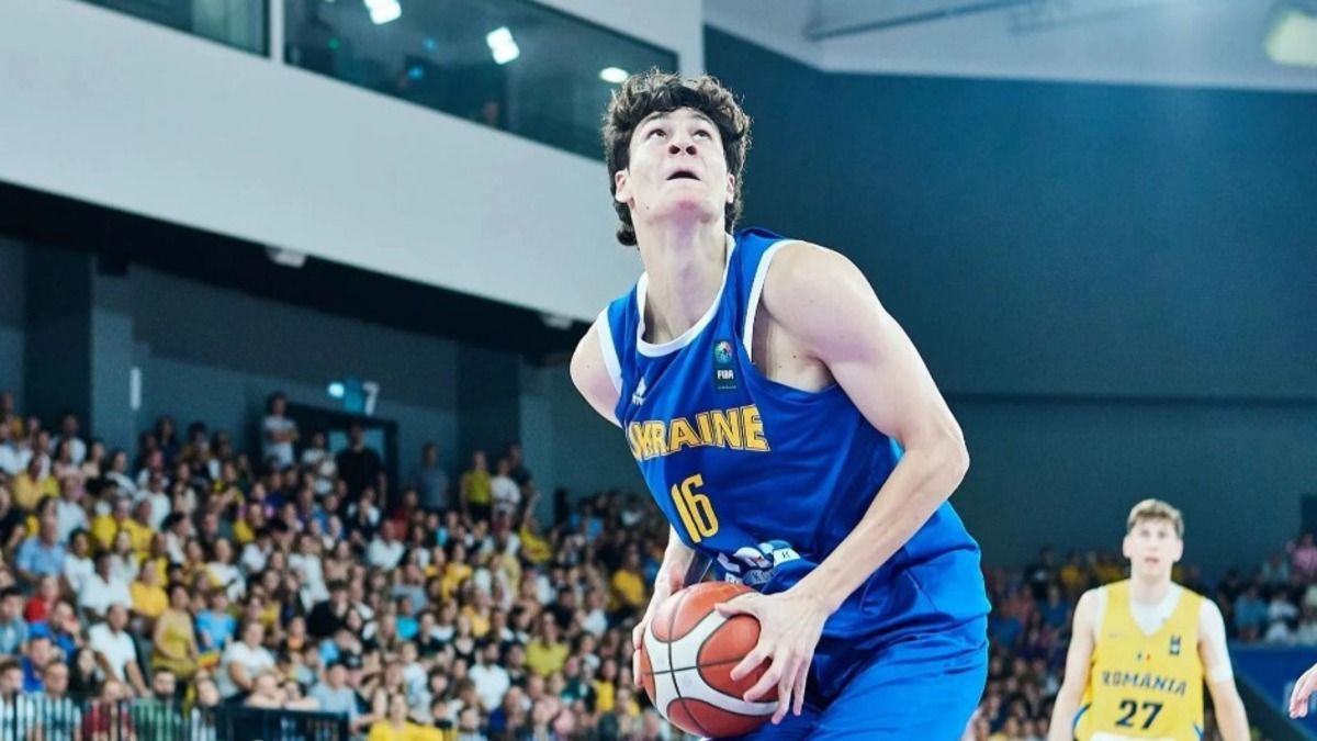 Максим Кличко травмировался на матче Евробаскета-2025 против Чехии - фото Максим Кличко травмировался на матче Евробаскета-2025 против Чехии - фото