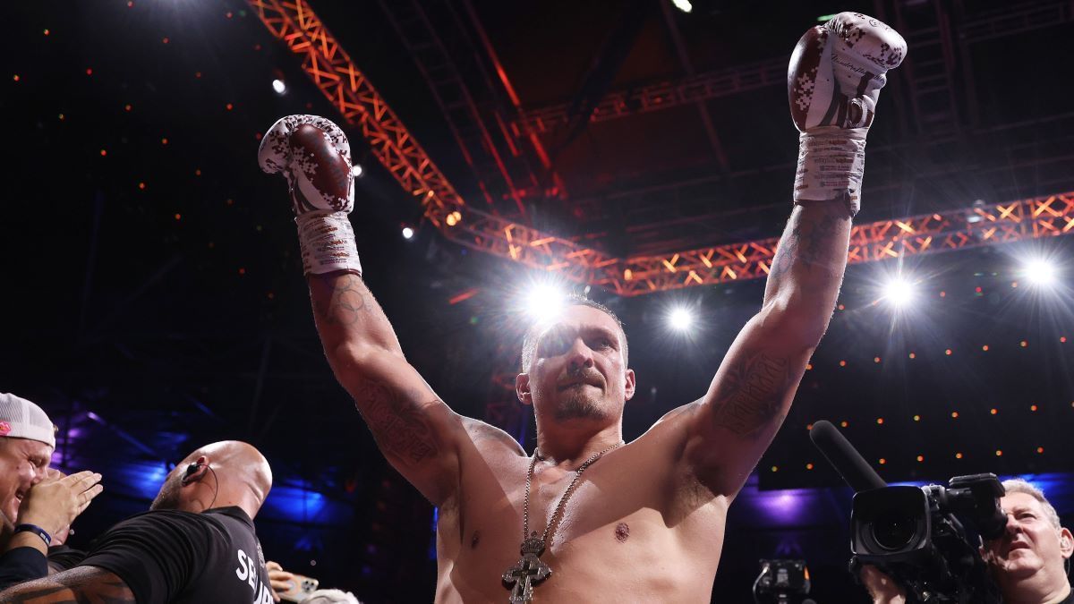 Усик став абсолютним чемпіоном - український боксер може залишитись без титулу Усик став абсолютним чемпіоном - український боксер може залишитись без титулу