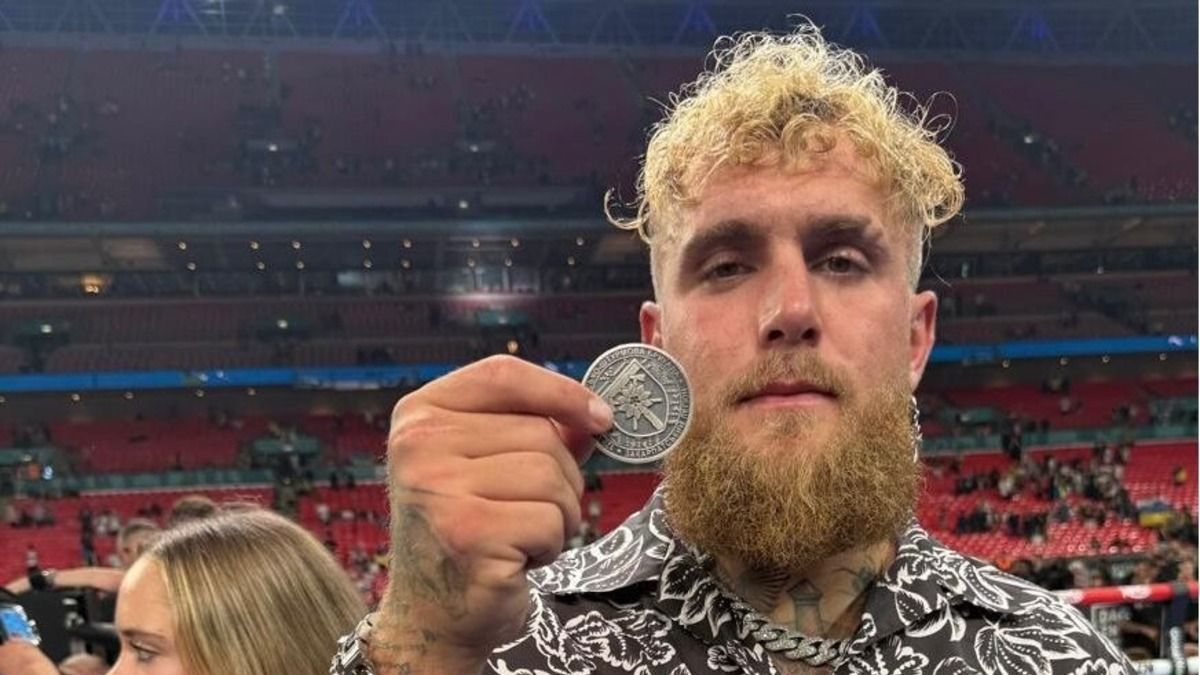 Джейк Пол показал коин 128 ОГШБр бригады после победы Усика над Уэмбли Джейк Пол показал коин 128 ОГШБр бригады после победы Усика над Уэмбли