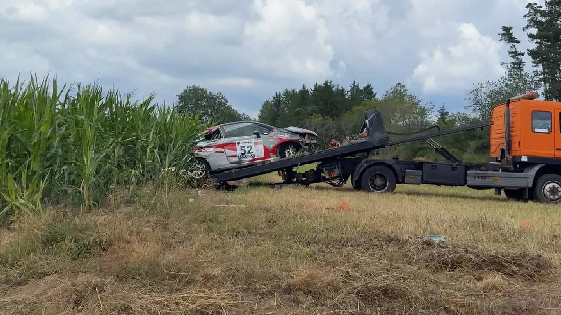 У Франції ралійне авто збило глядачів під час змагань
