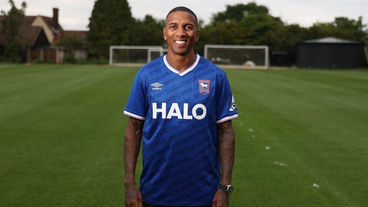 Футболист Ипсвич Таун обнажил ягодицы во время интервью Эшли Янга - фото