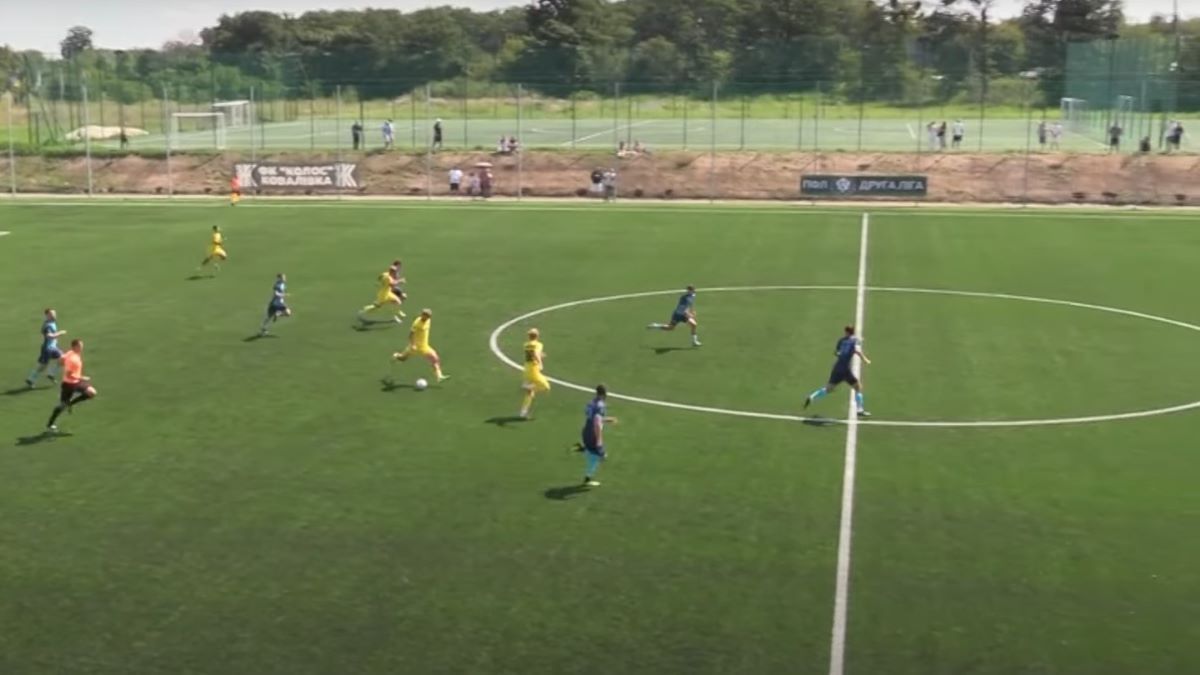 Безклейний забив гол зі своєї половини поля Безклейний забив гол зі своєї половини поля