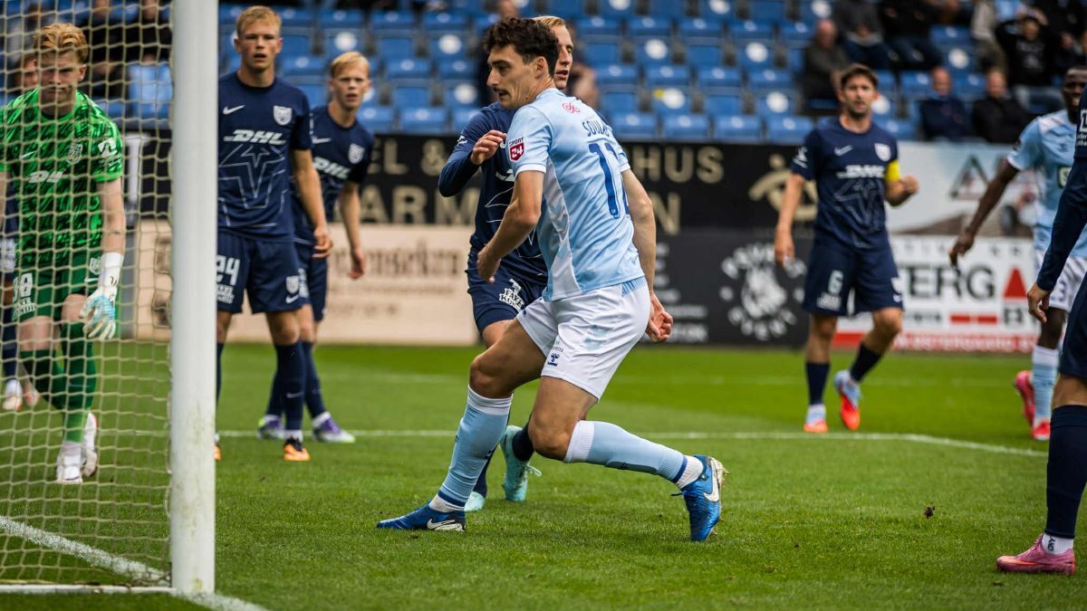 Максим Сулас получил картошку за признание лучшим игроком матча Максим Сулас получил картошку за признание лучшим игроком матча