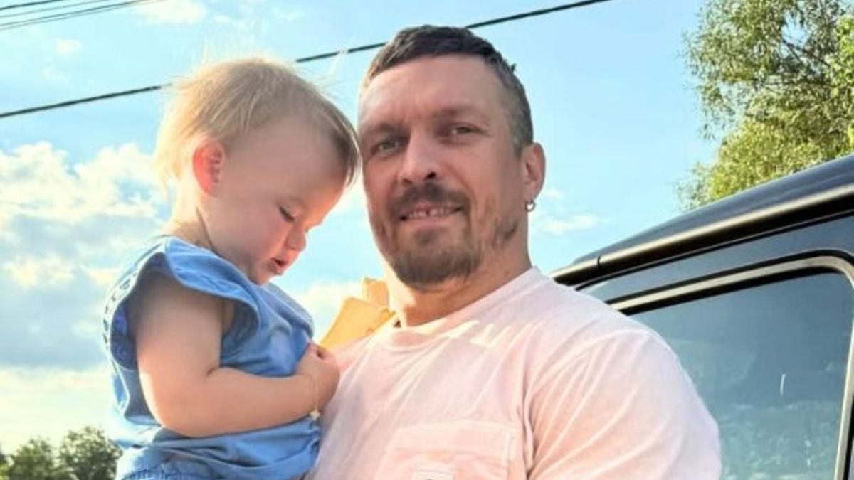 Александр Усик с дочкой Марией - боксер опубликовал милое видео Александр Усик с дочкой Марией - боксер опубликовал милое видео