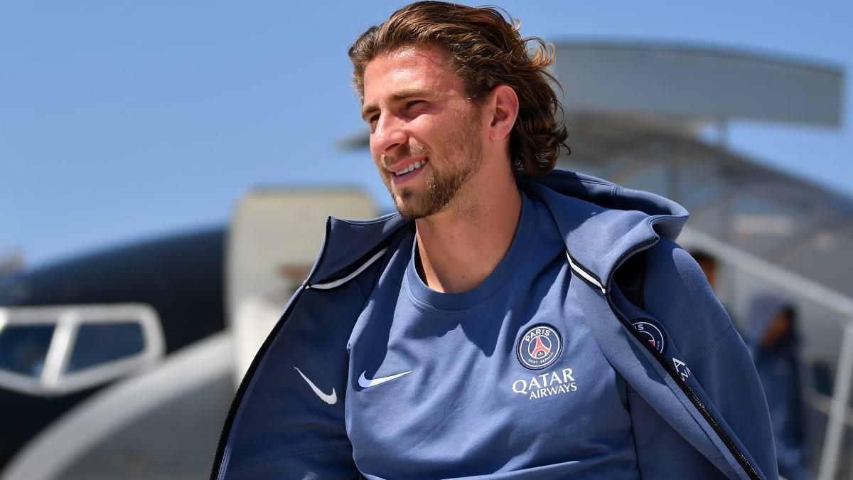 Забарний підписав контракт у вишиванці