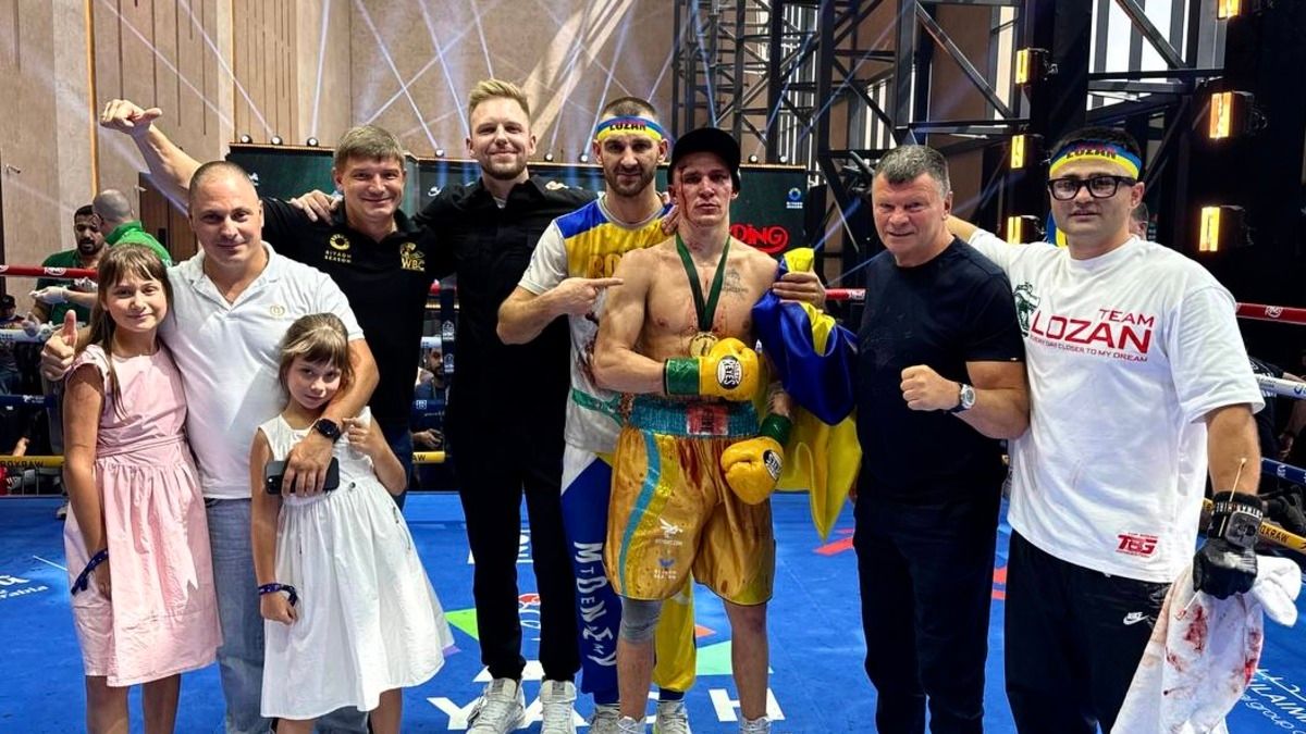 Даниил Лозан получил рассечение в поединке Гран-при WBC в Эр-Рияде - видео Даниил Лозан получил рассечение в поединке Гран-при WBC в Эр-Рияде - видео