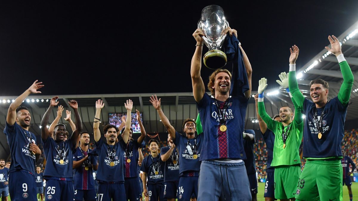 Забарний з Суперкубком УЄФА Забарний з Суперкубком УЄФА