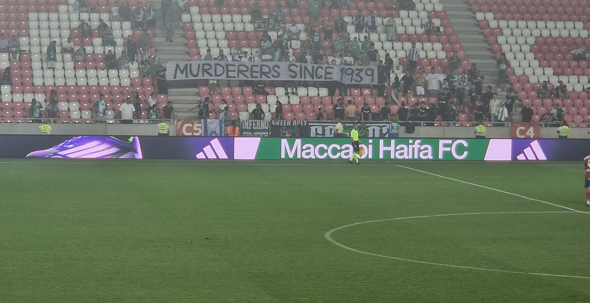 Болельщики Маккаби опозорились во время матча Лиги конференций Болельщики Маккаби опозорились во время матча Лиги конференций