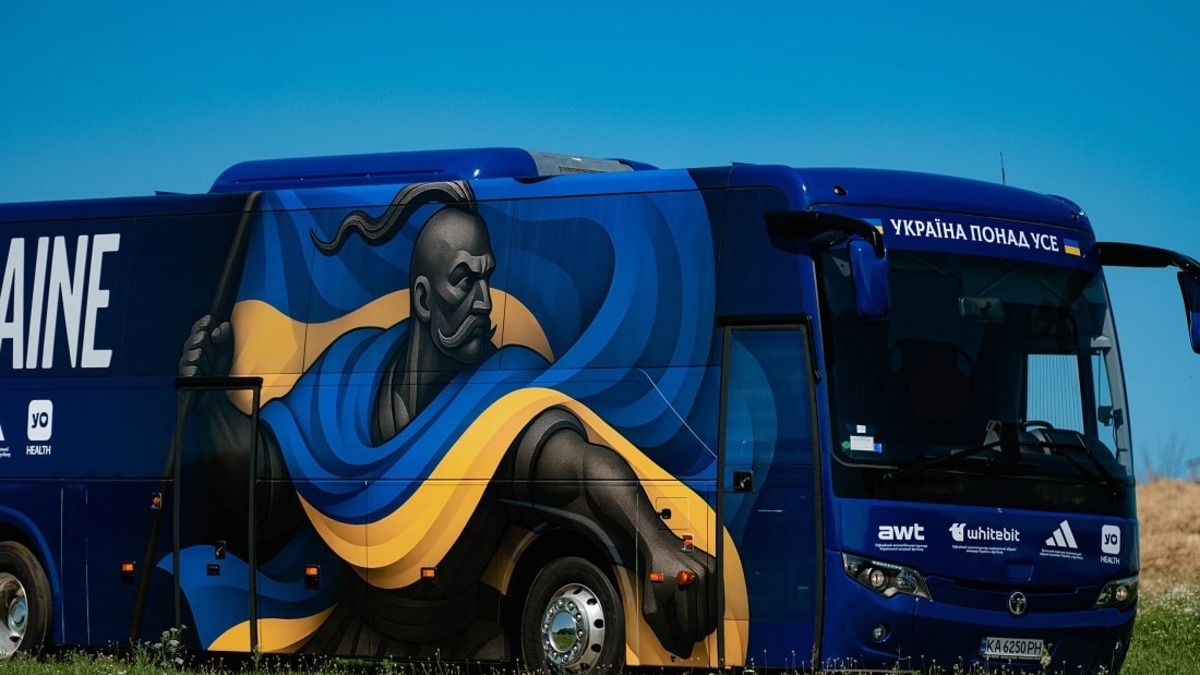 Збірна України з футболу вперше отримала власний автобус - фото та відео Збірна України з футболу вперше отримала власний автобус - фото та відео