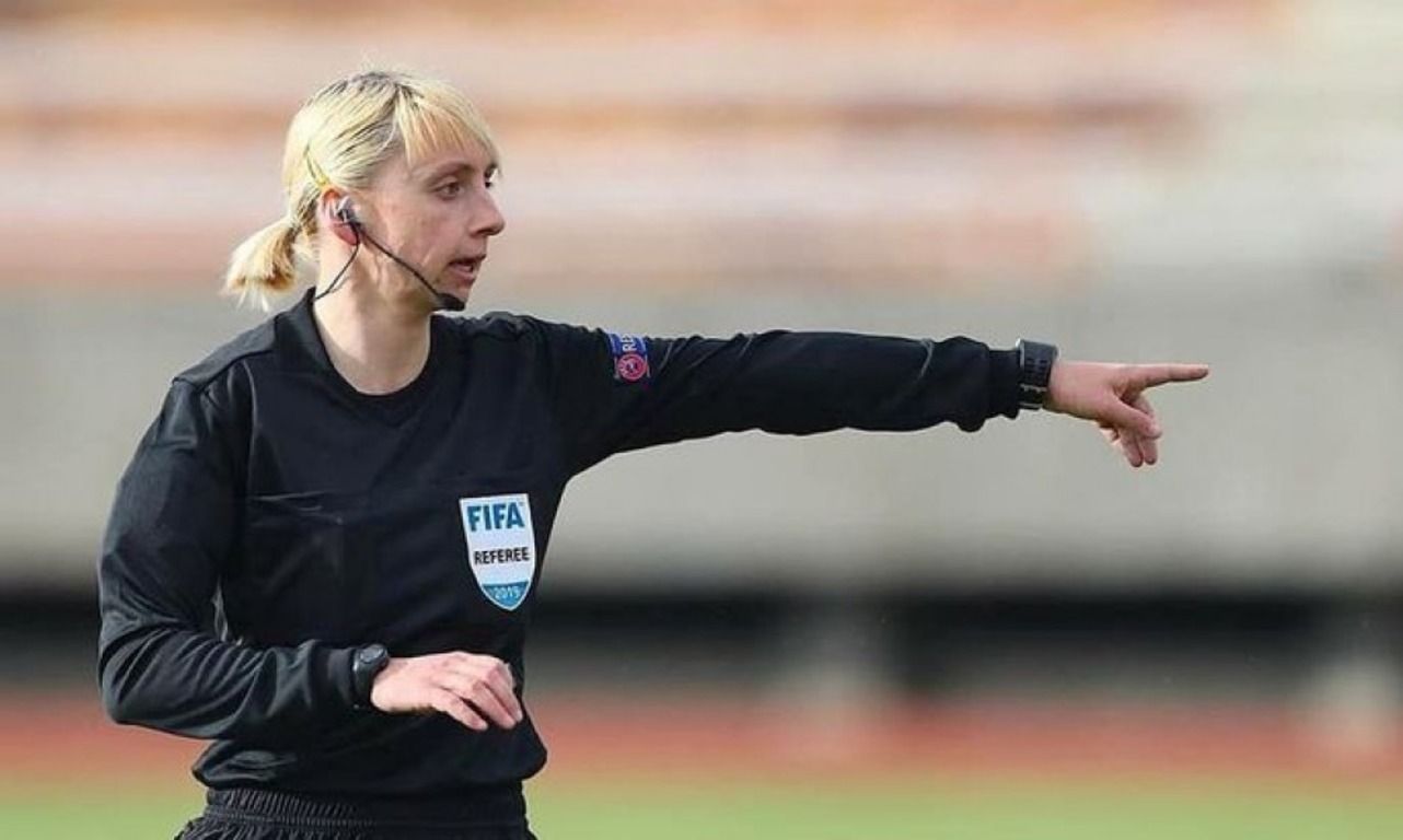 Анастасия Романюк выписала желтую карточку за русский язык Анастасия Романюк выписала желтую карточку за русский язык