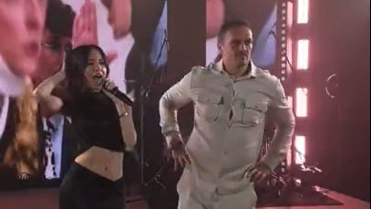 Усик станцював з Дорофєєвою - як на відео відреагував тренер Паркера Усик станцював з Дорофєєвою - як на відео відреагував тренер Паркера