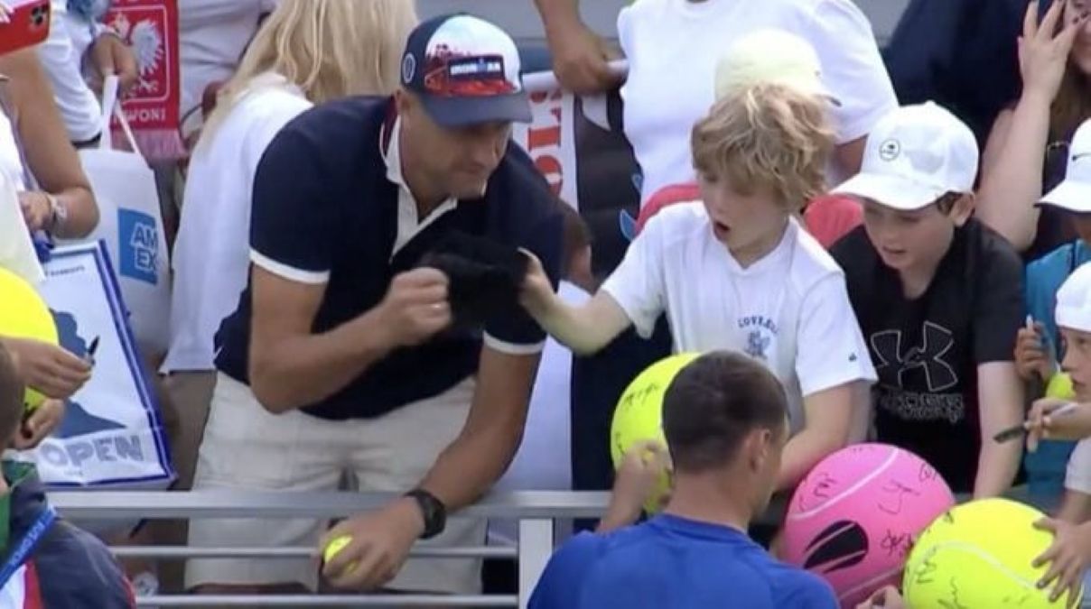 Петр Щерек украл картуз у парня на US Open-2025 - что известно о скандале, детали Петр Щерек украл картуз у парня на US Open-2025 - что известно о скандале, детали