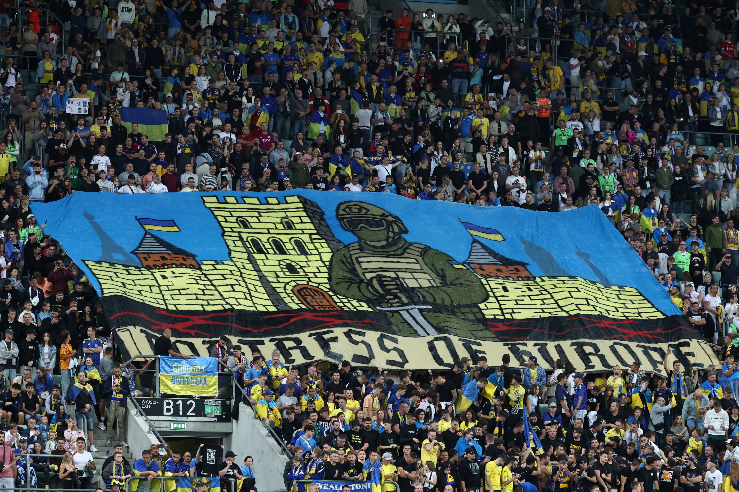 Украина Франция матч - болельщики вывесили баннер Крепость Европы Украина Франция матч - болельщики вывесили баннер Крепость Европы