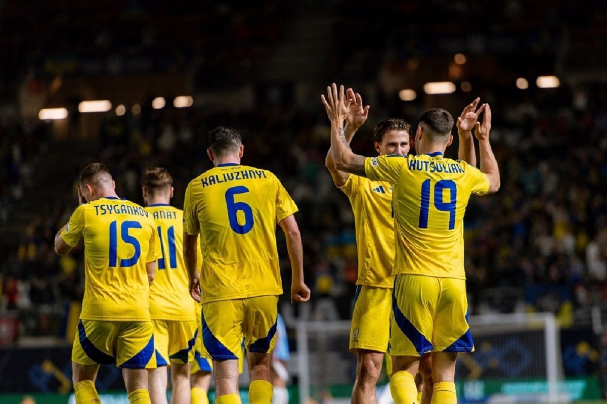 Украина Франция футбол - украинские и французские фаны вместе спели червону руту Украина Франция футбол - украинские и французские фаны вместе спели червону руту