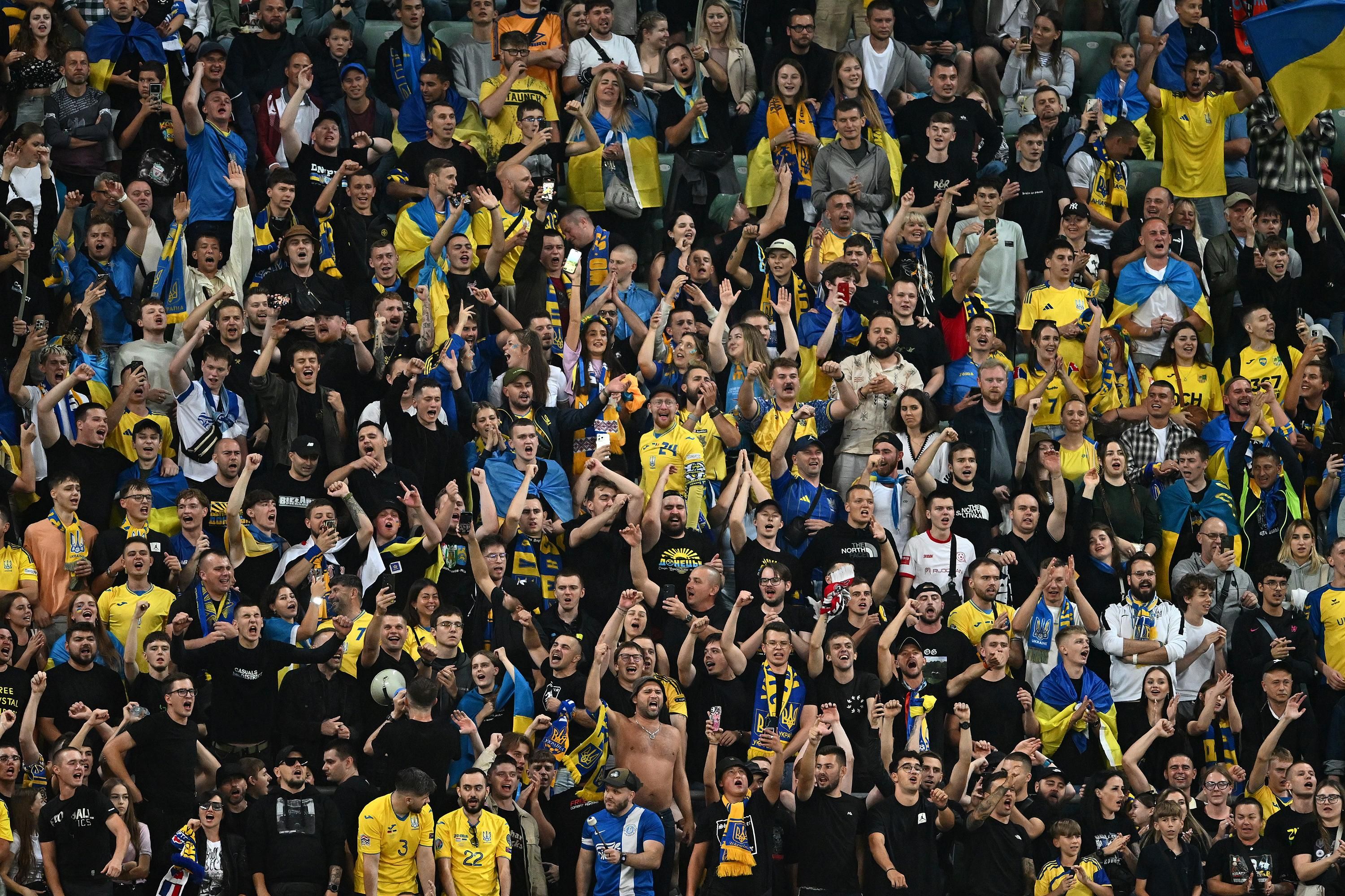 Україна Франція матч - вболівальники на стадіоні співали гімн України, відео Україна Франція матч - вболівальники на стадіоні співали гімн України, відео