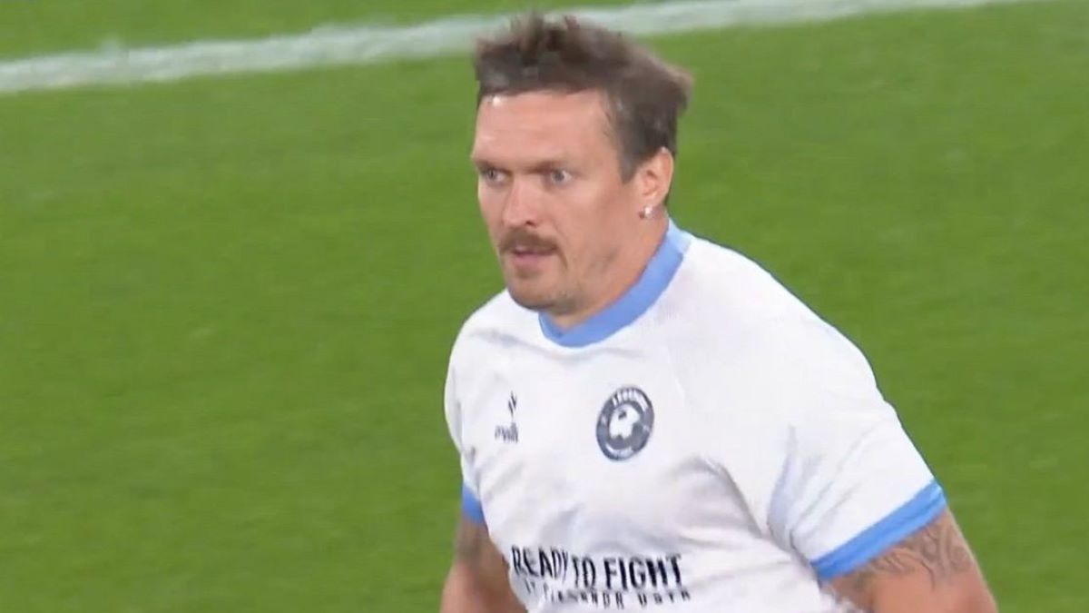 Усик взяв участь у благодійному матчі Усик взяв участь у благодійному матчі