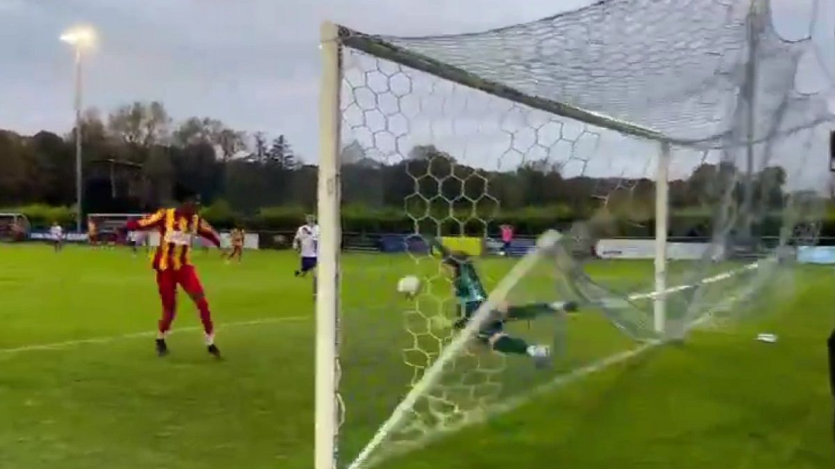 Воротар Беарстеда зламав ворота під час матчу Воротар Беарстеда зламав ворота під час матчу