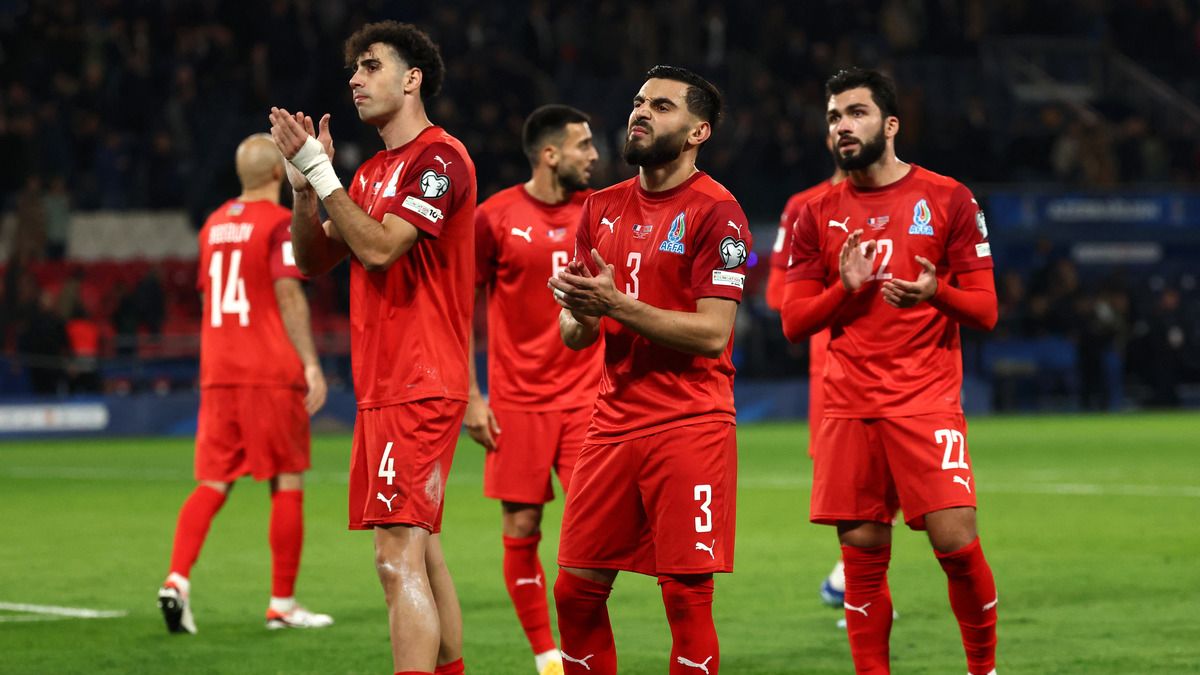 Украина Азербайджан - соперник команды Реброва прибыл в Польшу без вещей Украина Азербайджан - соперник команды Реброва прибыл в Польшу без вещей