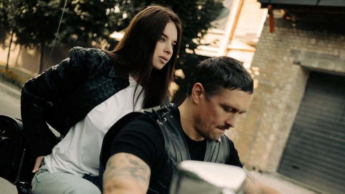 Фото Усика з дружиною у байкерському стилі на мотоциклі Фото Усика з дружиною у байкерському стилі на мотоциклі