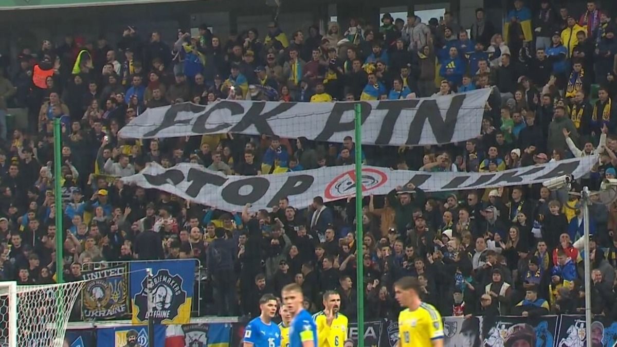 Украина - Исландия - баннеры о Лукашенко, видео пения о Путине