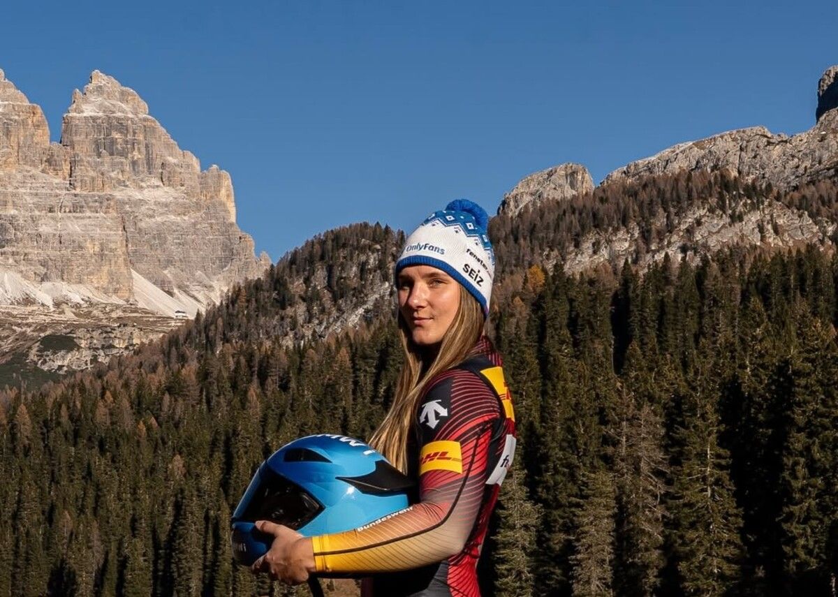 Ліза Буквіц з рекламою Only Fans на шапці