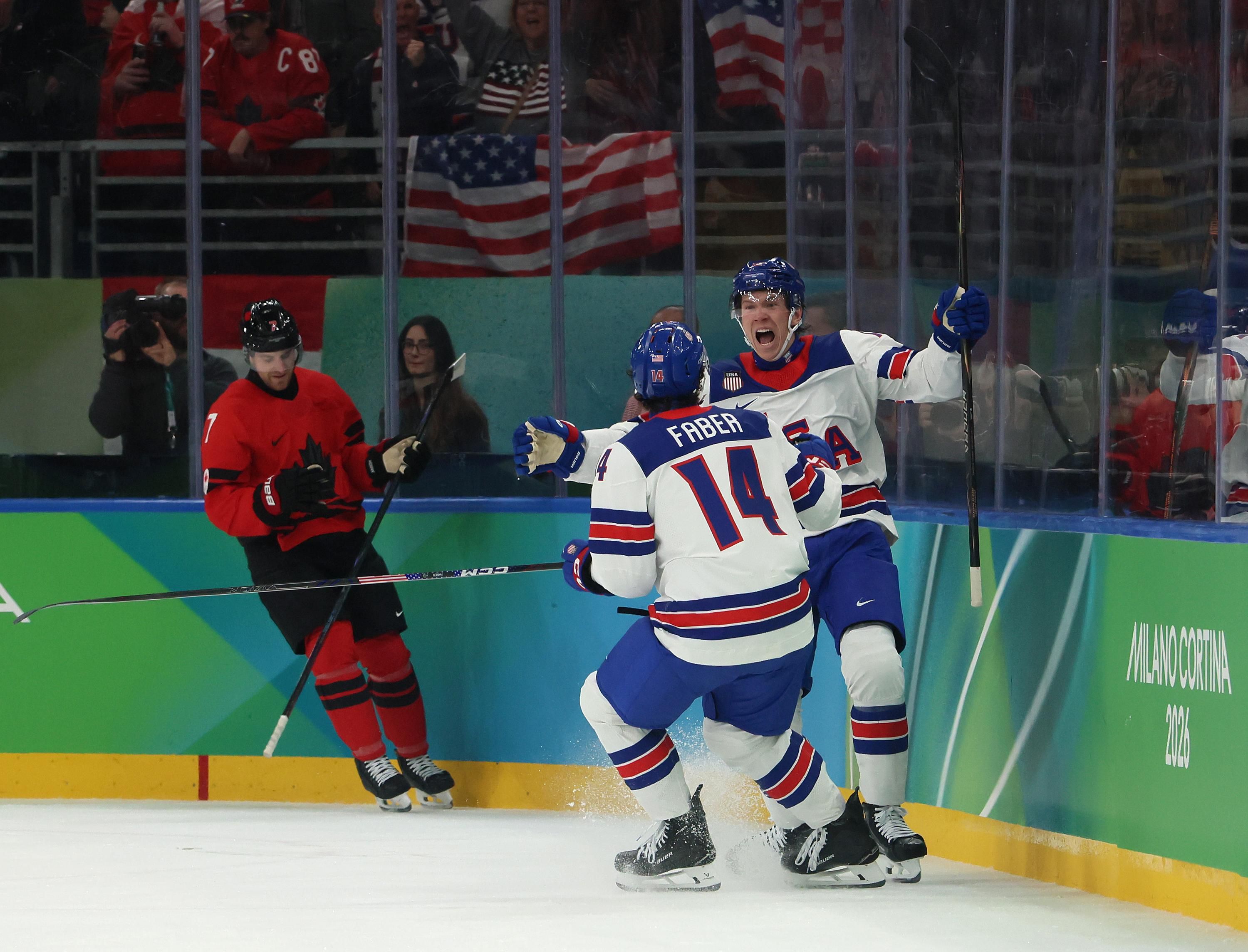 Збірна США святкує перемогу у хокейному турнірі Олімпіади
