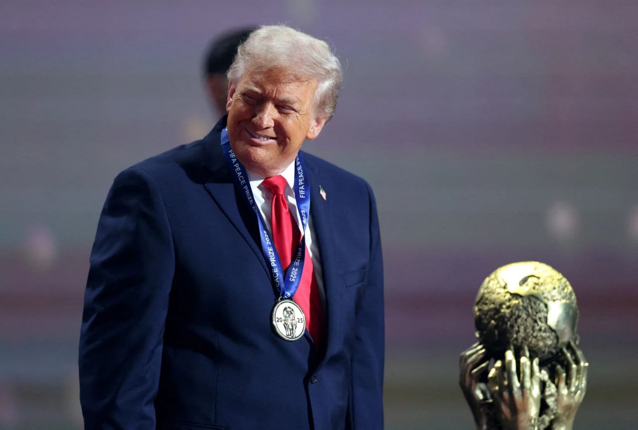Дональд Трамп получил "Премию мира" от ФИФА Дональд Трамп получил "Премию мира" от ФИФА