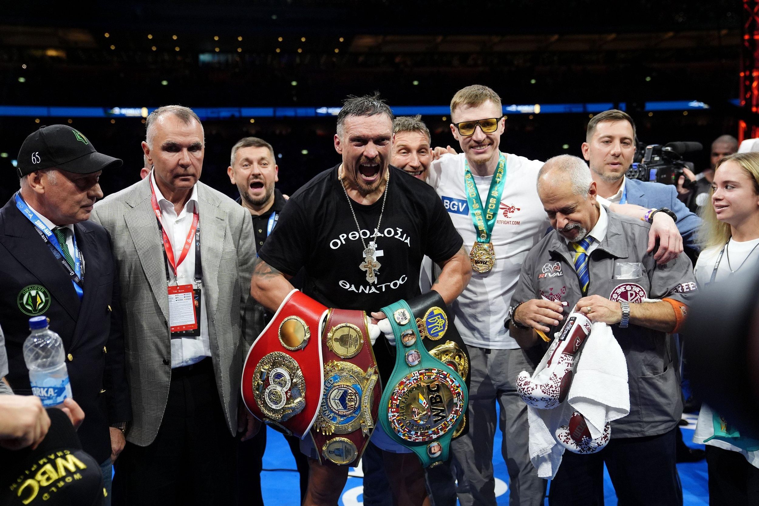 Олександр Усик з поясами чемпіона світу