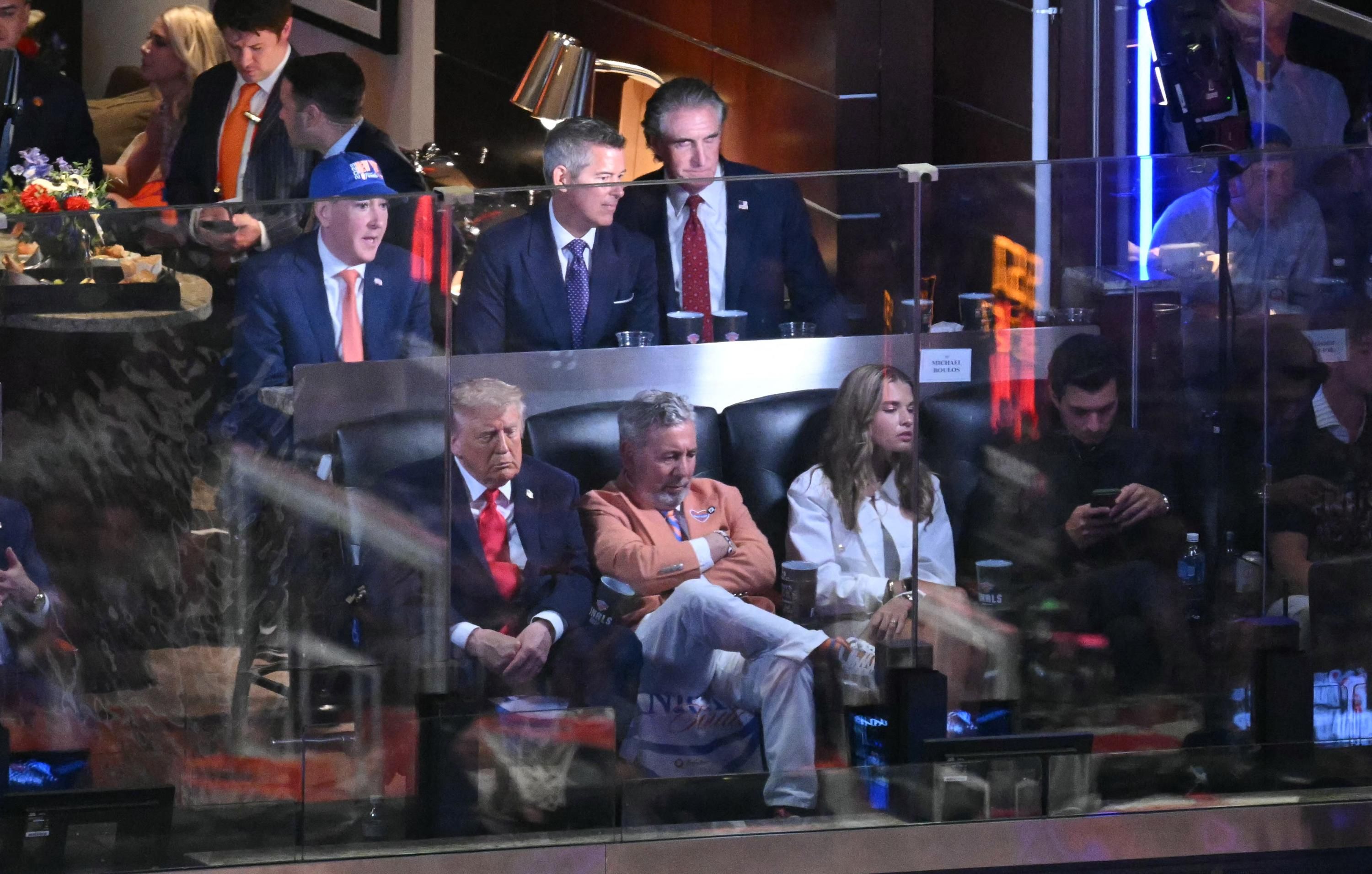 Трамп на матче NBA Трамп на матче NBA