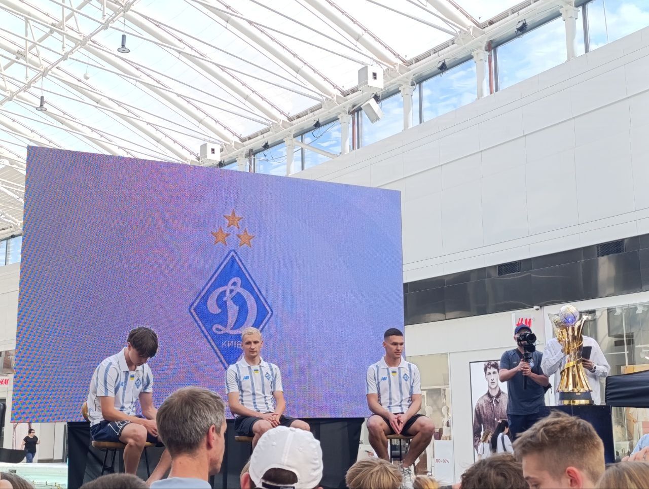 Игроки Динамо на встрече с фанатами в киевском ТРЦ