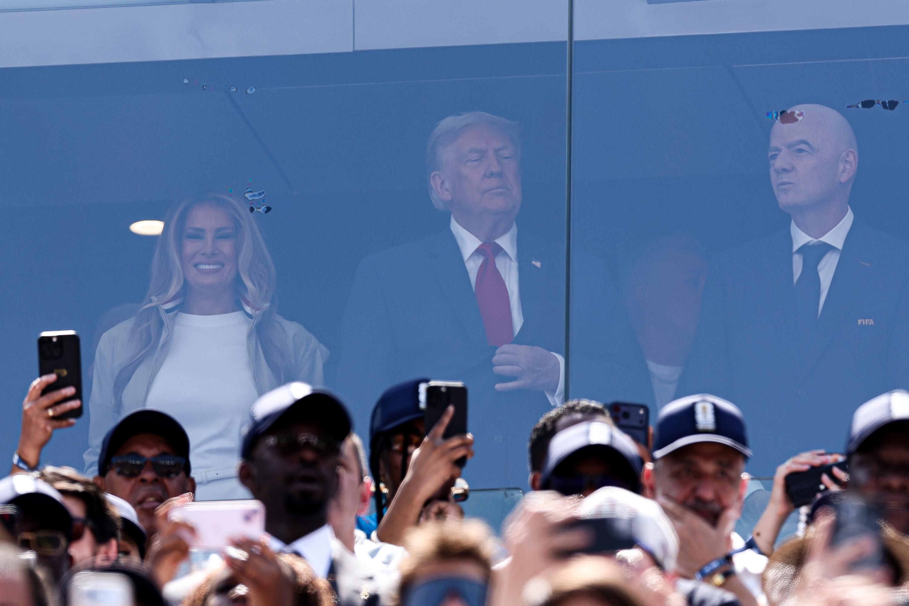 Трампу принесли "потрогать" Кубок мира за бронированным стеклом во время финала ЧМ-2026